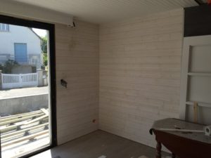 Lambris-Epicéa-Brut-de-sciage-blanc-Chantier-sur-Plougonvelin-3-300x225